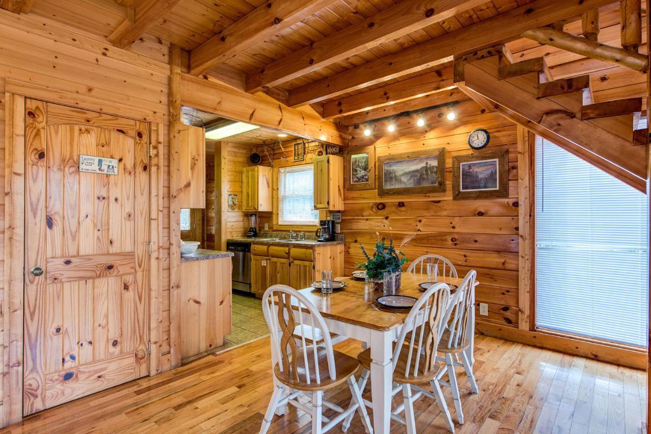 Secret Romance, 2 Bedrooms, Sleeps 8, Pool Table, Hot Tub, Arcade Gatlinburg Εξωτερικό φωτογραφία