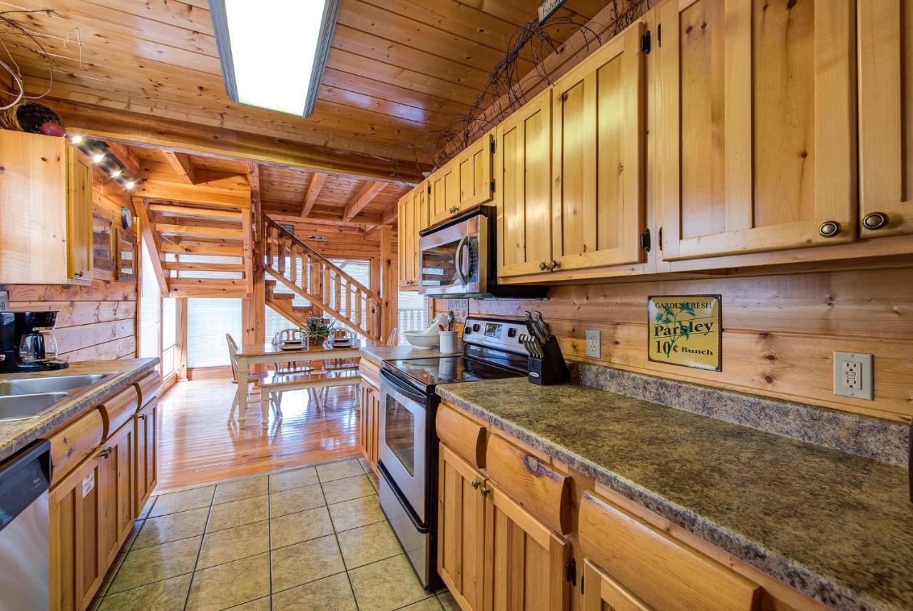Secret Romance, 2 Bedrooms, Sleeps 8, Pool Table, Hot Tub, Arcade Gatlinburg Εξωτερικό φωτογραφία