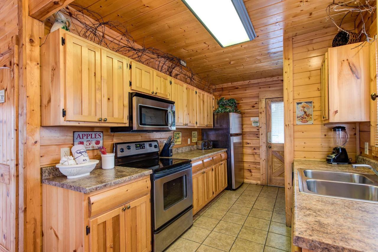 Secret Romance, 2 Bedrooms, Sleeps 8, Pool Table, Hot Tub, Arcade Gatlinburg Εξωτερικό φωτογραφία