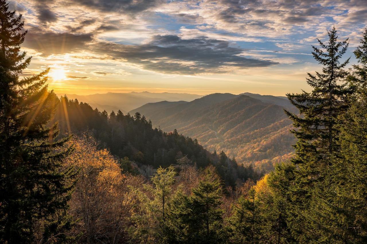 Secret Romance, 2 Bedrooms, Sleeps 8, Pool Table, Hot Tub, Arcade Gatlinburg Εξωτερικό φωτογραφία